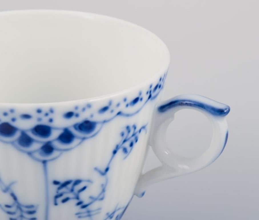 Royal Copenhagen Blau geriffelte halber Spitze. Sechs Paar Kaffeebecher mit Untertassen. (Mitte des 20. Jahrhunderts) im Angebot