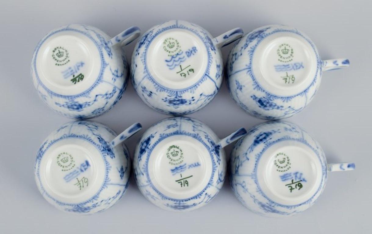 Royal Copenhagen Blau geriffelte halber Spitze, sechs Paare von Kaffeebechern mit Untertassen. (Porzellan) im Angebot