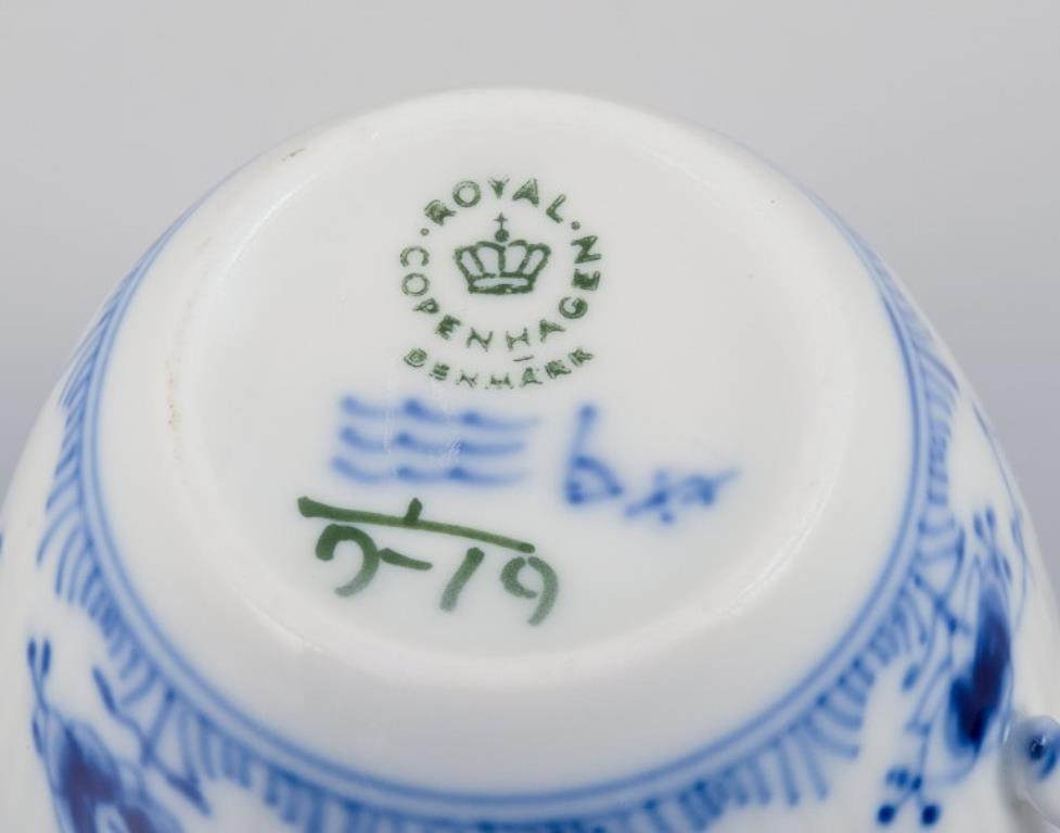 Royal Copenhagen Blau geriffelte halber Spitze. Sechs Paar Kaffeebecher mit Untertassen. (Porzellan) im Angebot