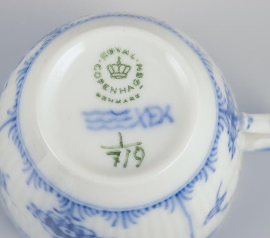 Royal Copenhagen Blau geriffelte halber Spitze, sechs Paare von Kaffeebechern mit Untertassen. im Angebot 1