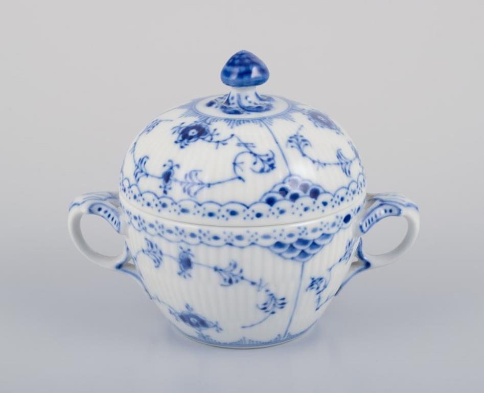 Royal Copenhagen Blue Fluted Half Lace, sugar bowl and creamer.
Model numbers: 1/605 + 1/522.
Dating: Sugar bowl 1962, creamer 1968.
Marked.
In perfect condition.
Second factory quality.
Sugar bowl: Width 14.0 cm. with handle x Height 11.0