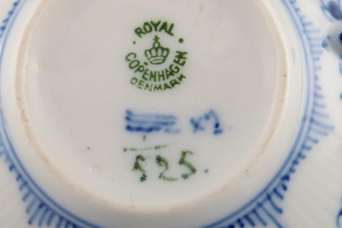 Royal Copenhagen Blauer geriffelter halber Spitzen-Teekrug mit Untertasse, Modell Nr. 1/525 (Mitte des 20. Jahrhunderts) im Angebot