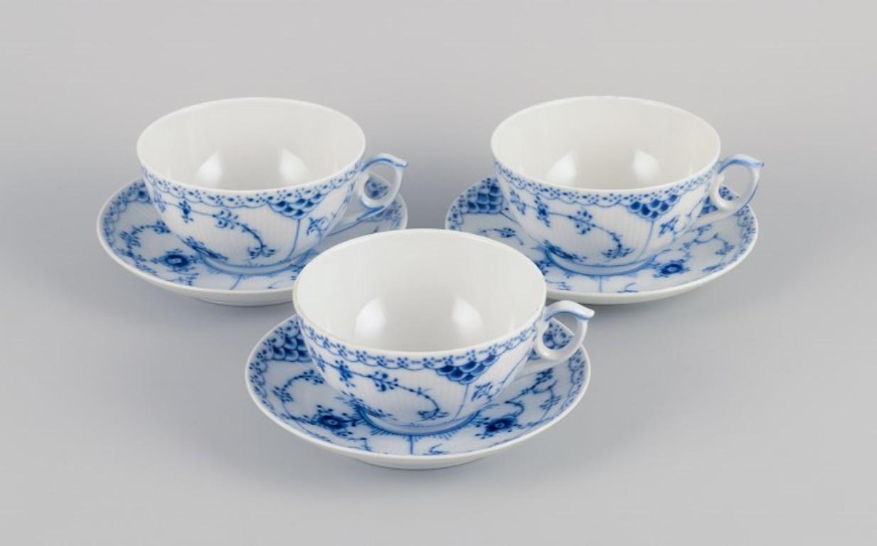 Royal Copenhagen, Blaue geriffelte Halbspitze, drei Paar große Teetassen.
Modell 1/656
Zweite Fabrikqualität.
Markiert.
In perfektem Zustand.
Tasse: D 10,5 (ohne Henkel) x H 5,8 cm.
Untertasse: D 14.5 cm.