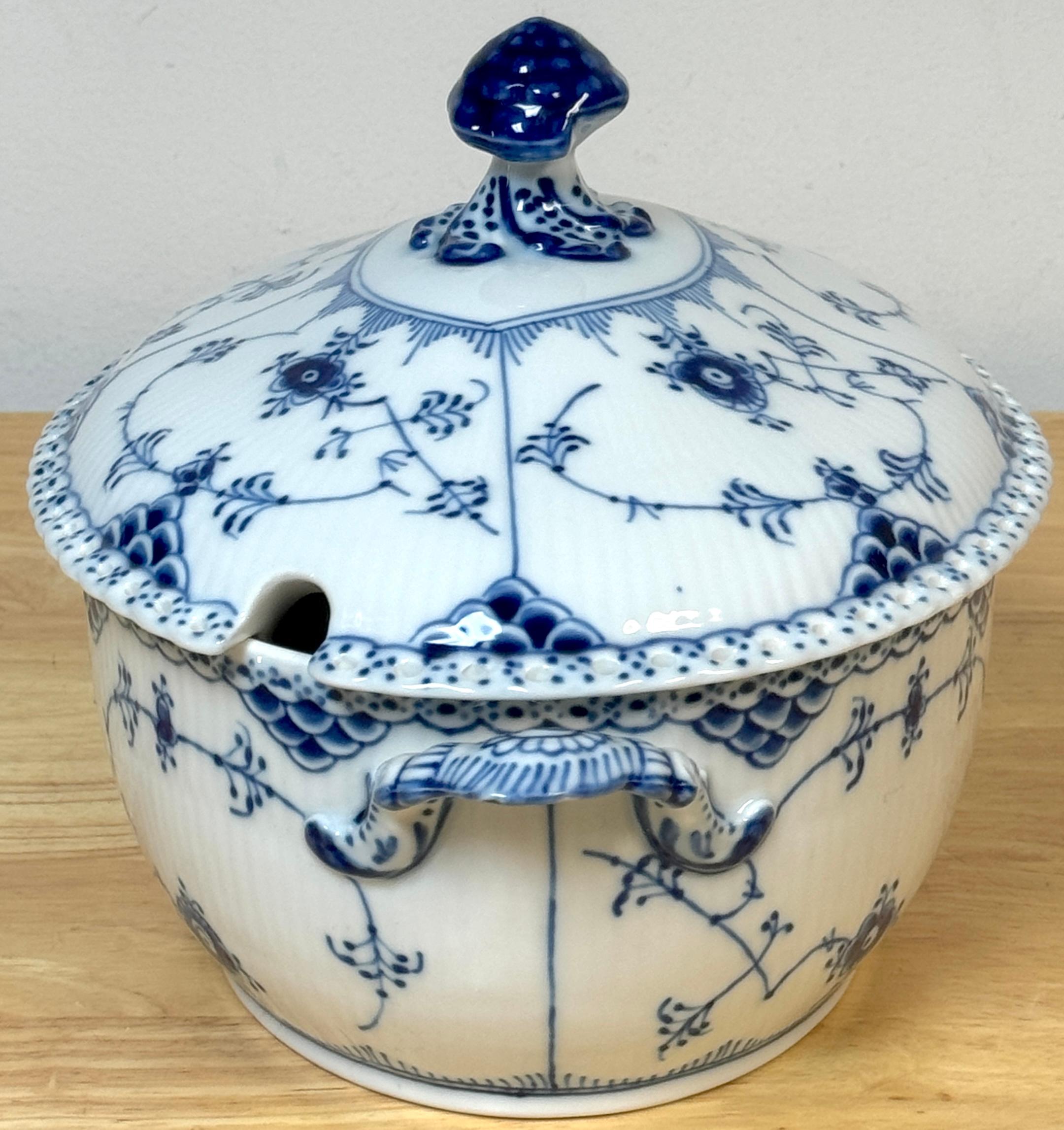 Royal Copenhagen Media Sopera Acanalada Azul con Tapa 200CL en venta 3