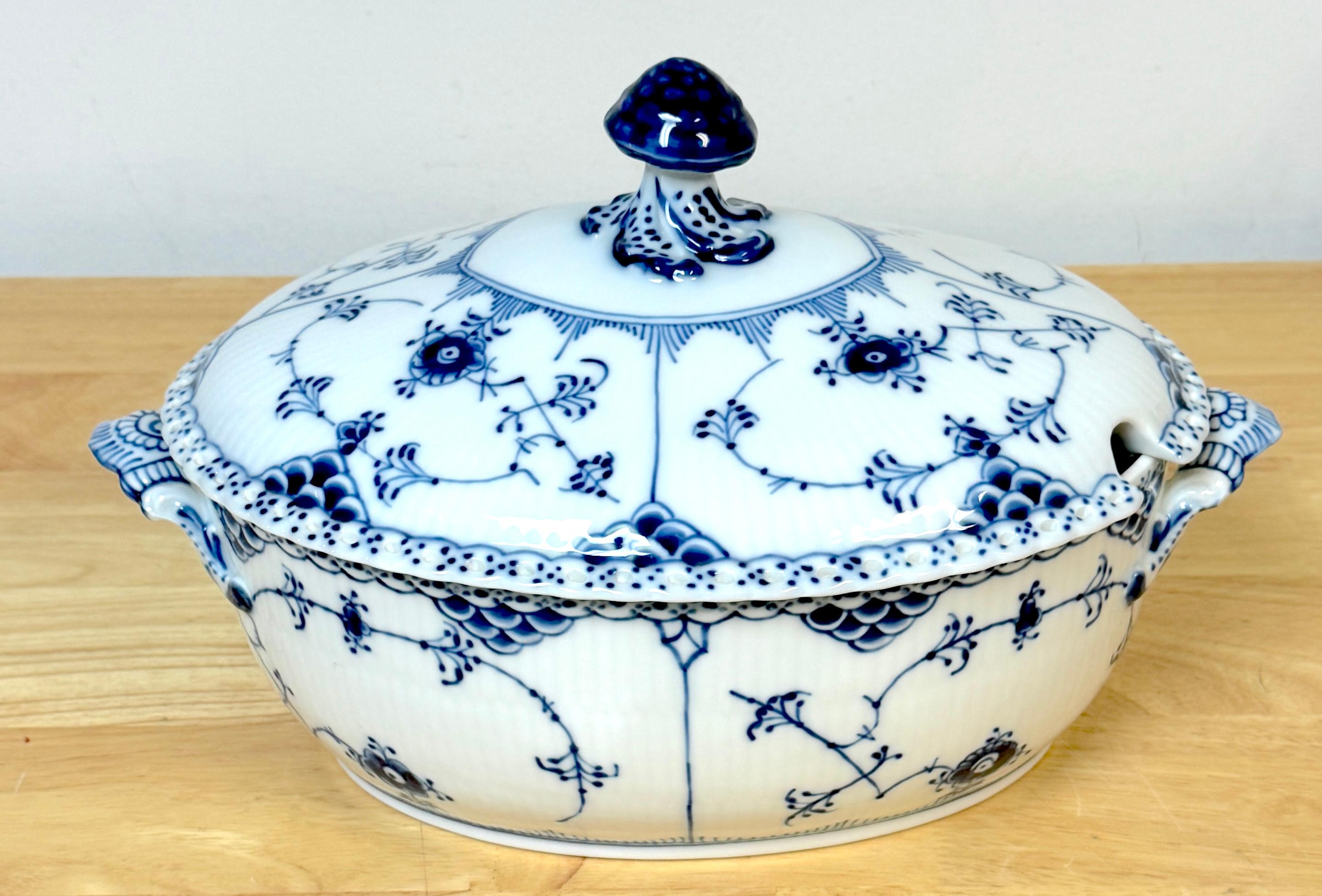 Royal Copenhagen Media Sopera Acanalada Azul con Tapa 200CL 
Dinamarca, finales del siglo XX 

Esta elegante pieza, con uno de los motivos más queridos de Royal Copenhagen, introducido por primera vez en 1888 por el director artístico Arnold Krog,