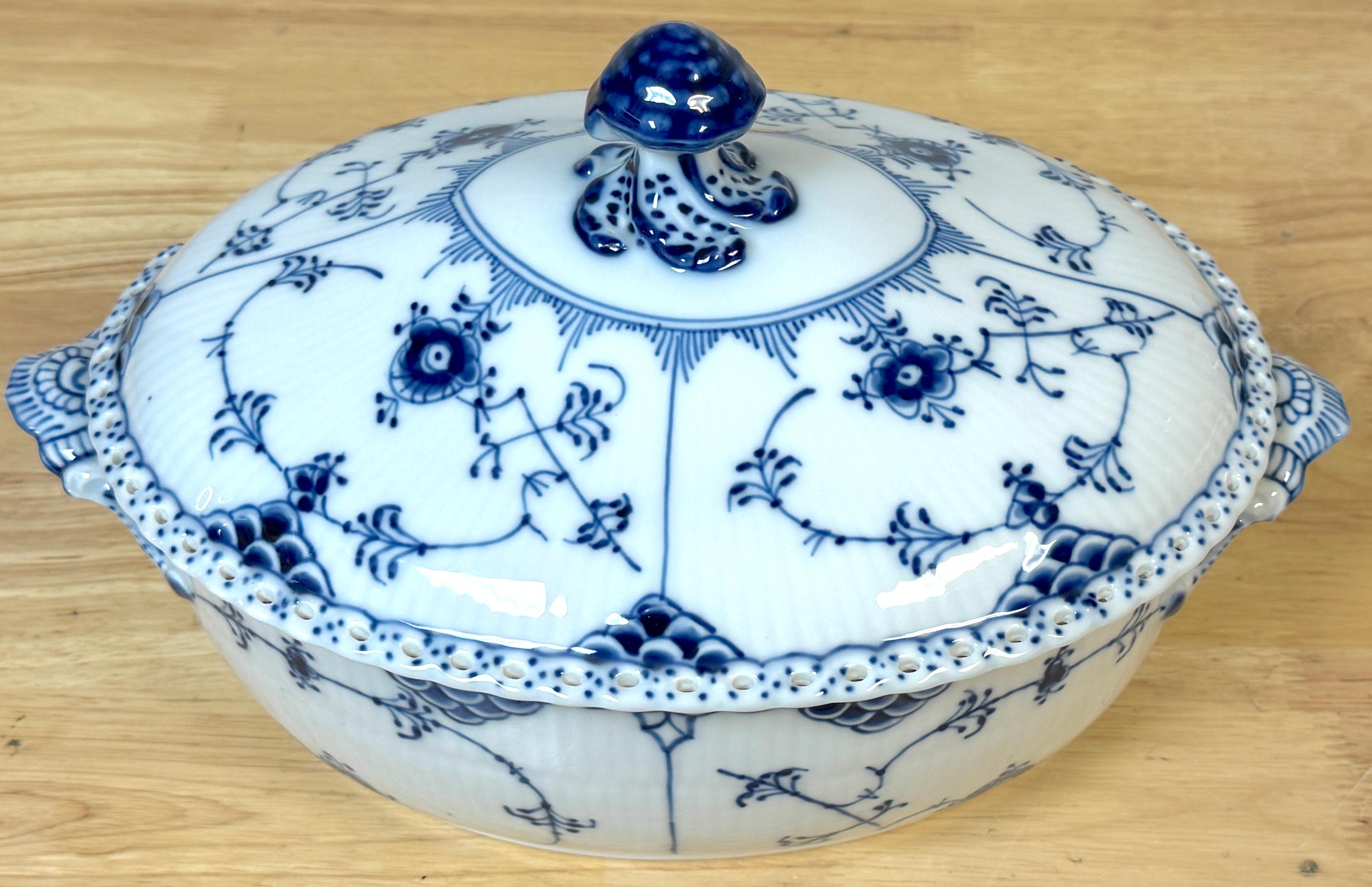 Royal Copenhagen Media Sopera Acanalada Azul con Tapa 200CL Danés en venta