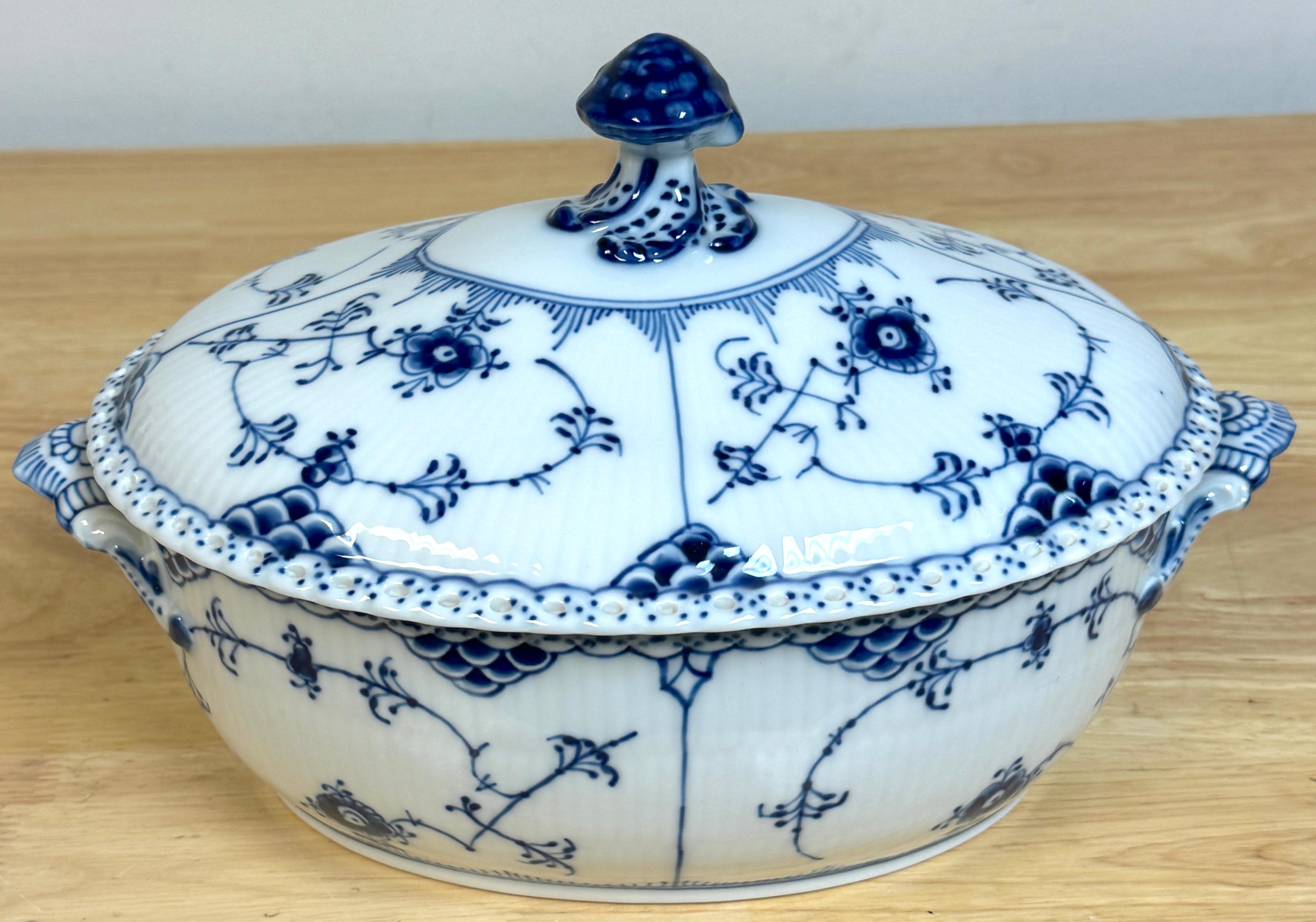Royal Copenhagen Media Sopera Acanalada Azul con Tapa 200CL Pintado a mano en venta
