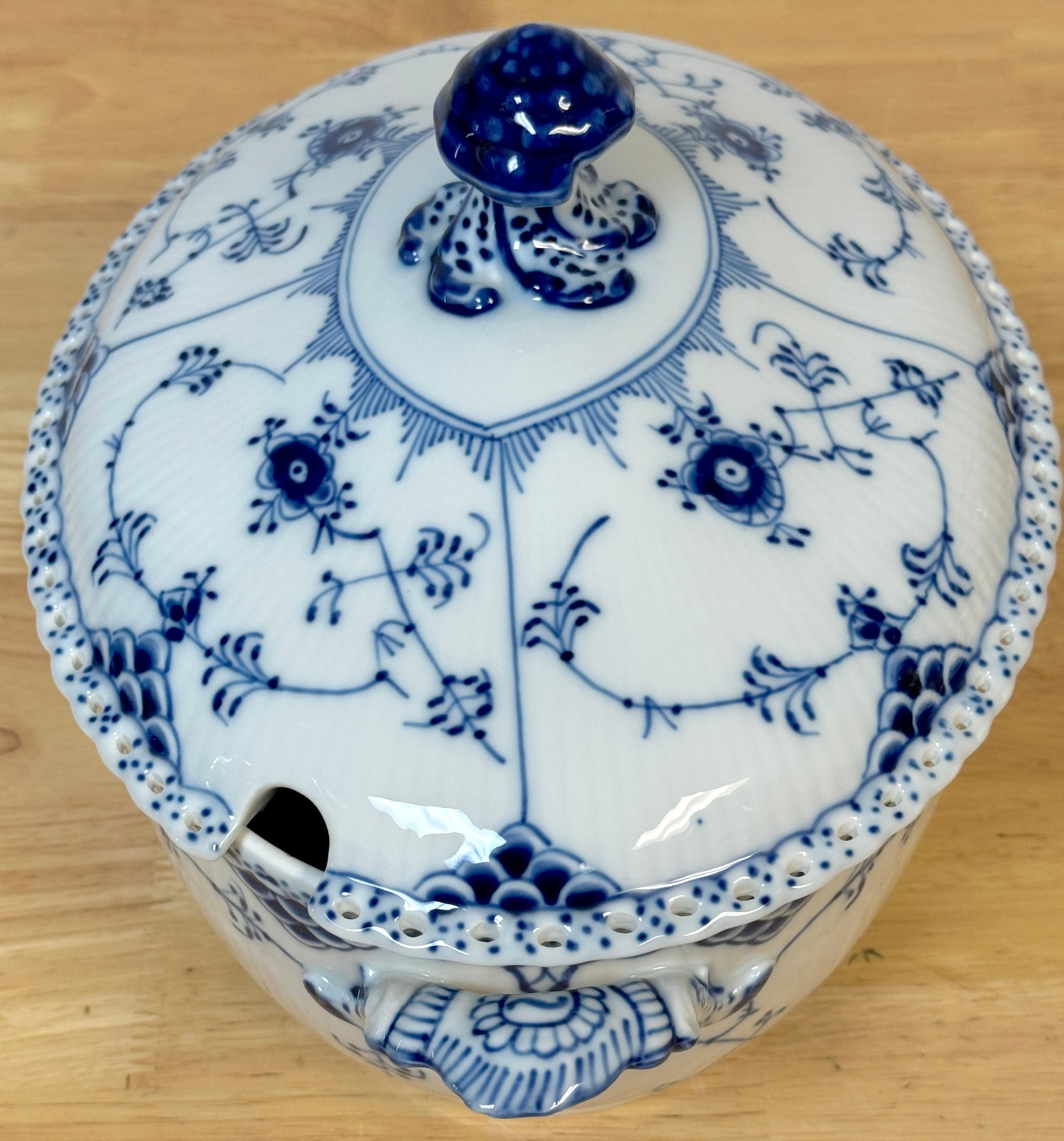 Royal Copenhagen Media Sopera Acanalada Azul con Tapa 200CL en Bueno estado para la venta en West Palm Beach, FL