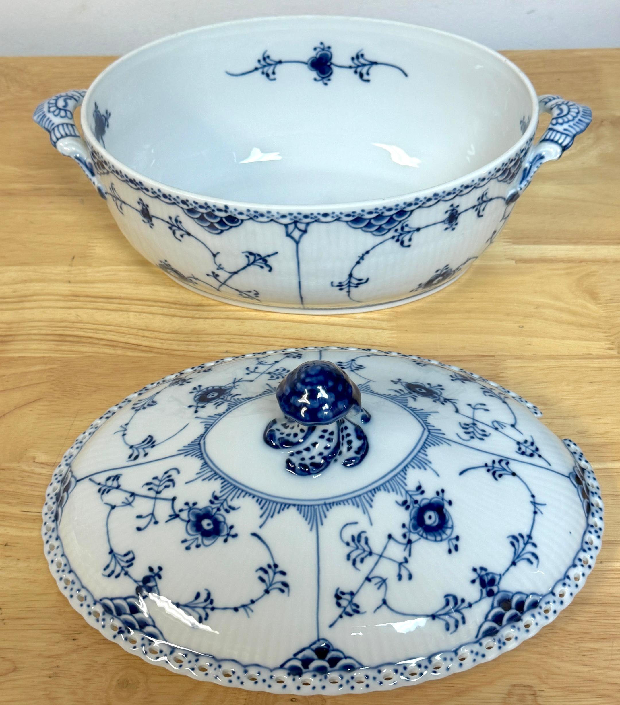 Royal Copenhagen Media Sopera Acanalada Azul con Tapa 200CL siglo XX en venta