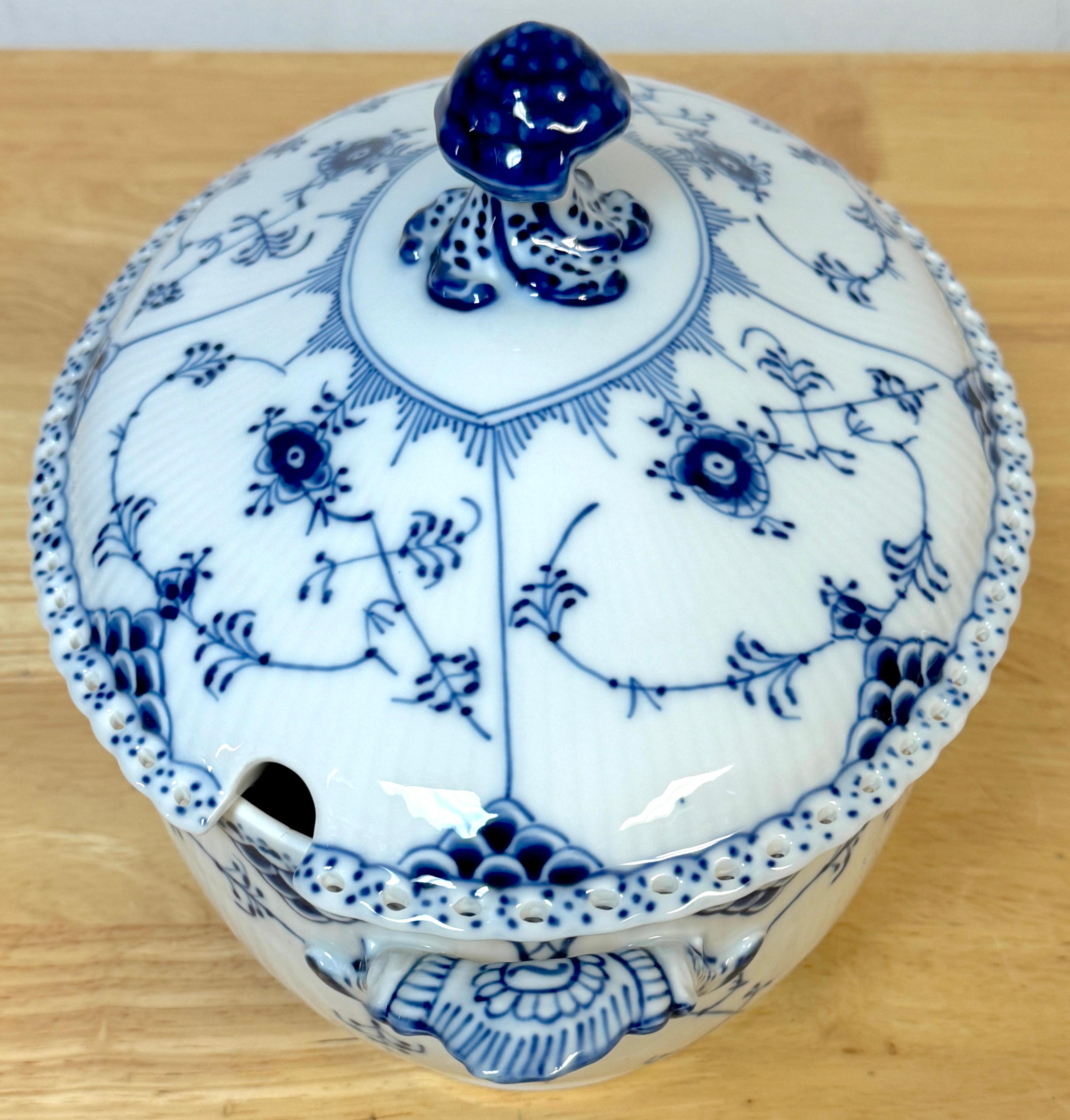 Royal Copenhagen Media Sopera Acanalada Azul con Tapa 200CL en venta 2