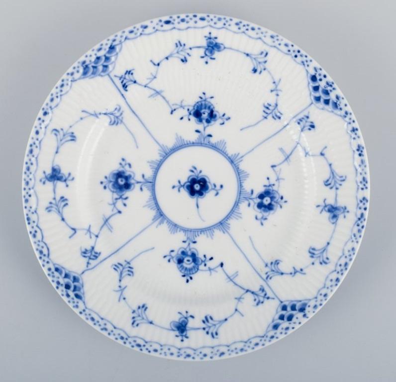 Danois Royal Copenhagen, demi-cuir bleu cannelé, deux assiettes en porcelaine en vente