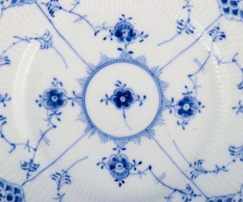 Peint à la main Royal Copenhagen, demi-cuir bleu cannelé, deux assiettes en porcelaine en vente