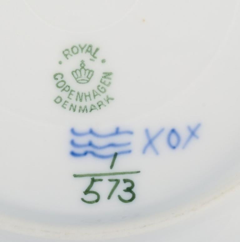 20ième siècle Royal Copenhagen, demi-cuir bleu cannelé, deux assiettes en porcelaine en vente