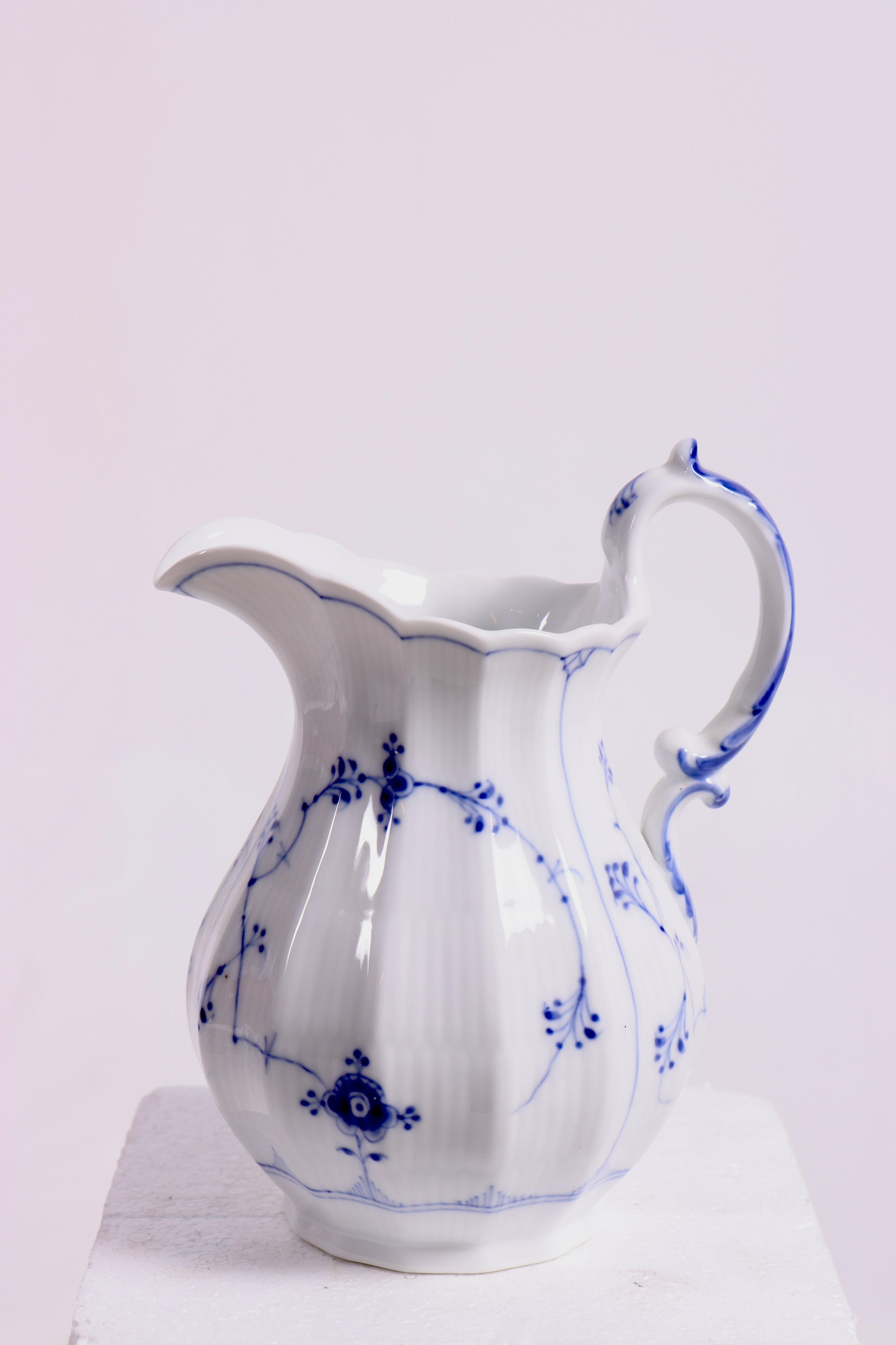 Scandinavo moderno Brocca scanalata blu Royal Copenhagen Modello 356, Danimarca, 1923-1934, dipinta a mano in vendita