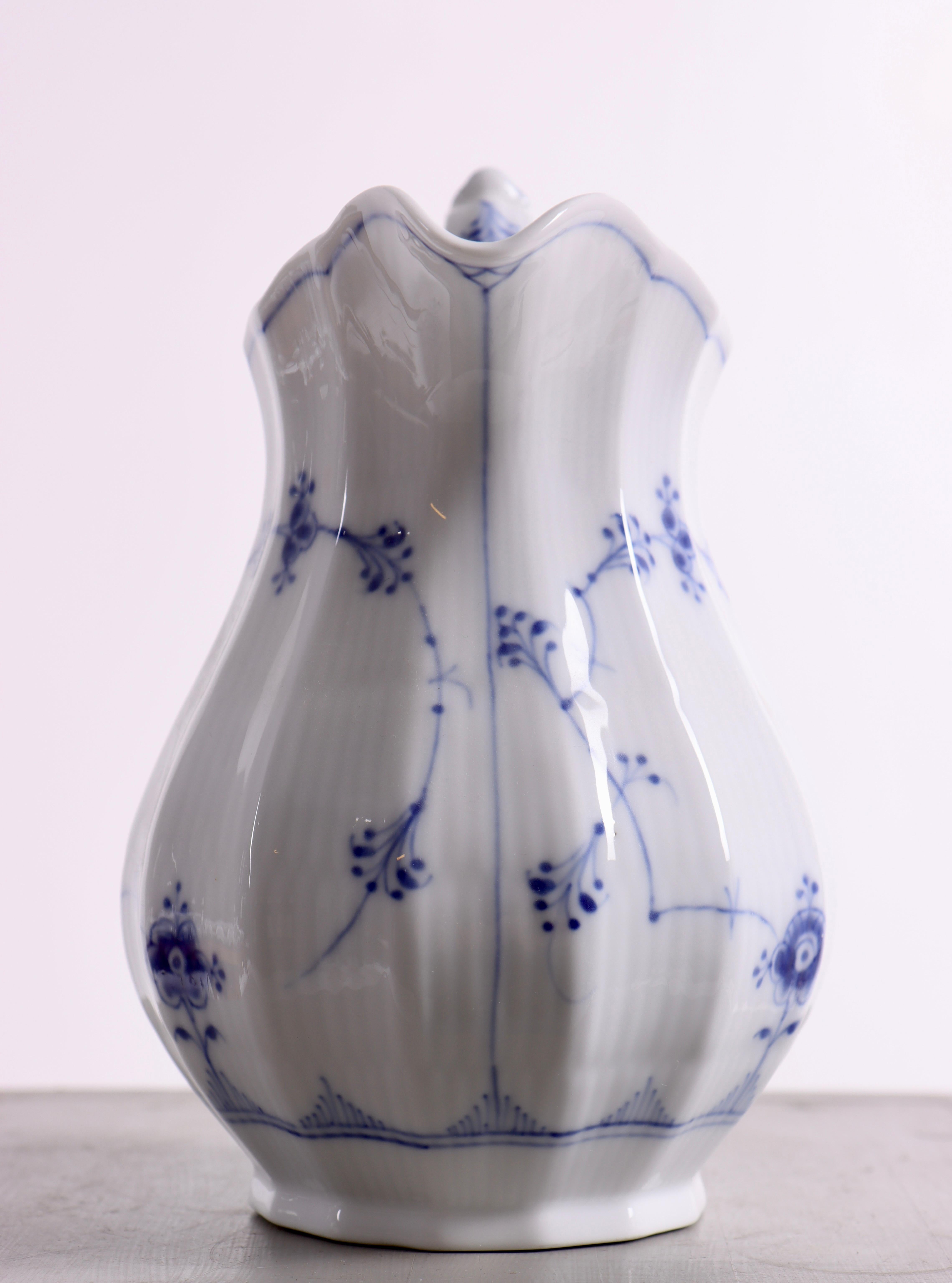 Inizio XX secolo Brocca scanalata blu Royal Copenhagen Modello 356, Danimarca, 1923-1934, dipinta a mano in vendita
