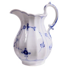 Jarra acanalada azul Royal Copenhagen Modelo 356, Dinamarca, 1923-1934, pintada a mano