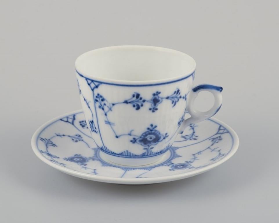 Royal Copenhagen Azul Liso Acanalado.
Juego de cuatro tazas de café con platito.
Model No. 1/80.
Fechas: 1960s/1970s.
Marcado.
Primera calidad de fábrica.
Perfecto estado.
Taza: Diámetro 7,0 cm sin asa x Altura 6,0 cm.
Platillo: Diámetro 12.5 cm.
