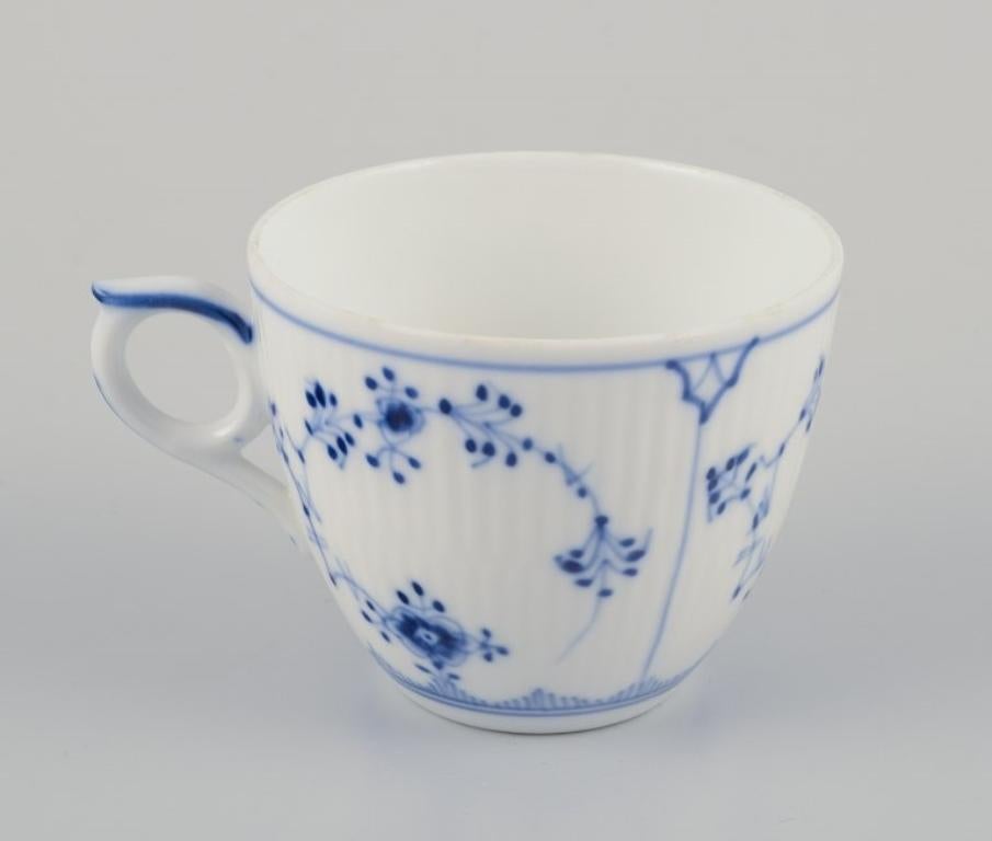 Royal Copenhagen Azul Liso Acanalado. Juego de cuatro tazas de café con platito. Glaseado en venta