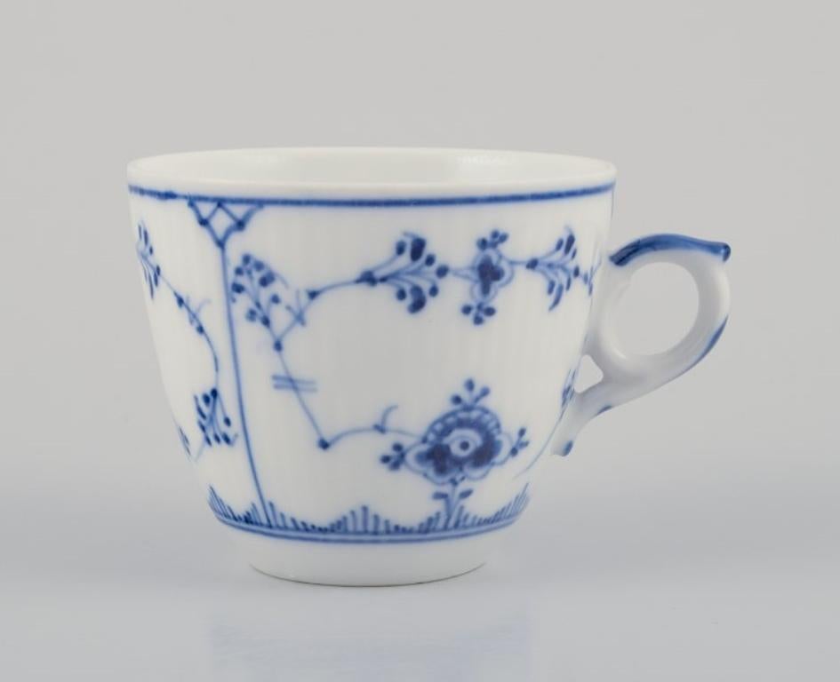 Royal Copenhagen Azul Liso Acanalado. Juego de cuatro tazas de café con platito. mediados del siglo XX en venta