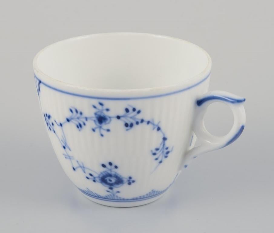 Royal Copenhagen Azul Liso Acanalado. Juego de cuatro tazas de café con platito. siglo XX en venta