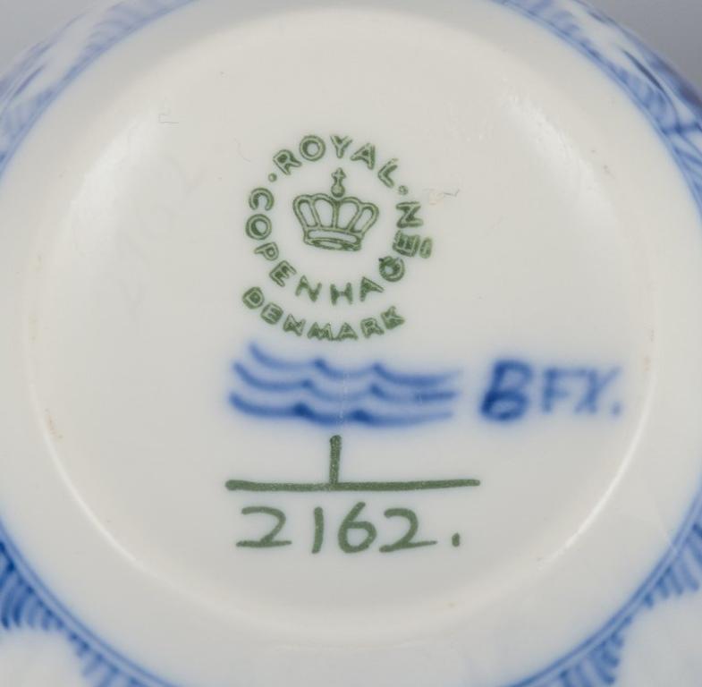 Royal Copenhagen Azul Liso Acanalado. Juego de cuatro tazas de café con platito. en venta 2