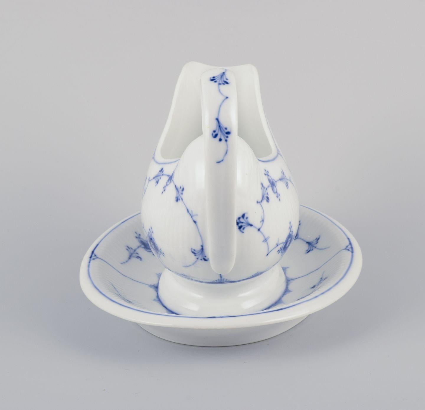 Empire Royal Copenhagen Blue Fluted Plain. Saucière ancienne en porcelaine. en vente