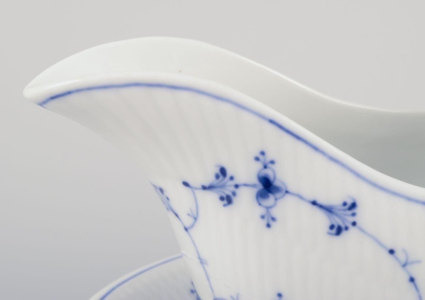 Début du XIXe siècle Royal Copenhagen Blue Fluted Plain. Saucière ancienne en porcelaine. en vente