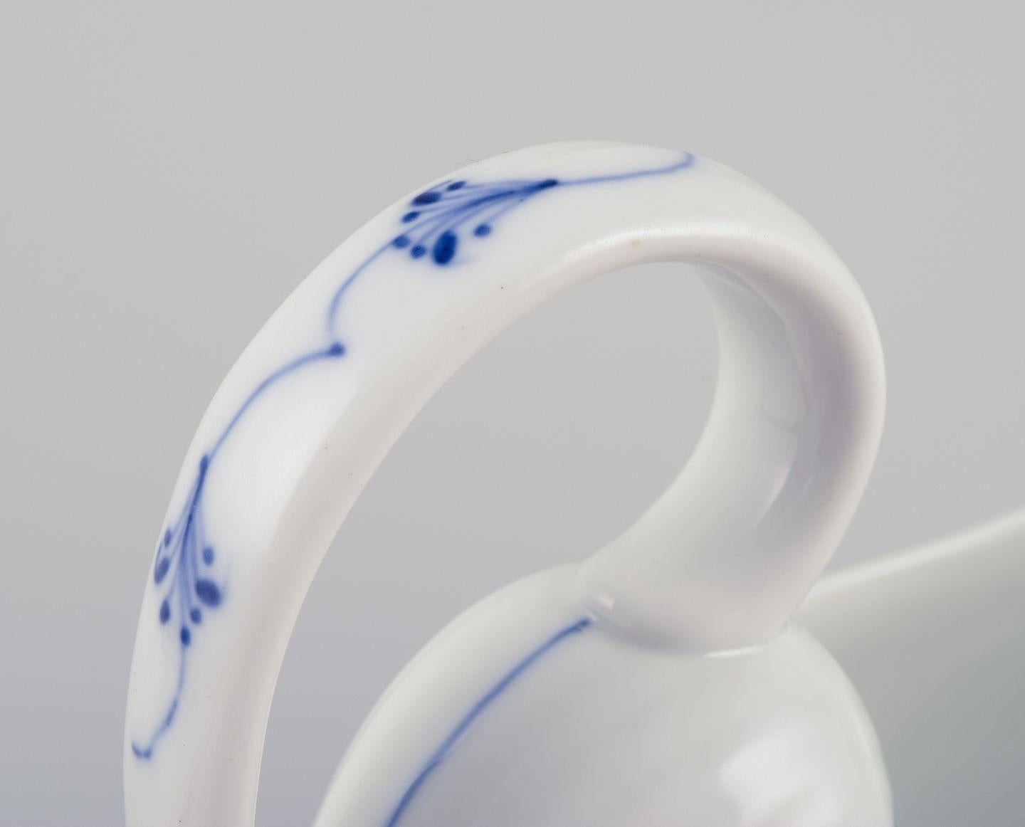Royal Copenhagen Blue Fluted Plain. Saucière ancienne en porcelaine. en vente 2