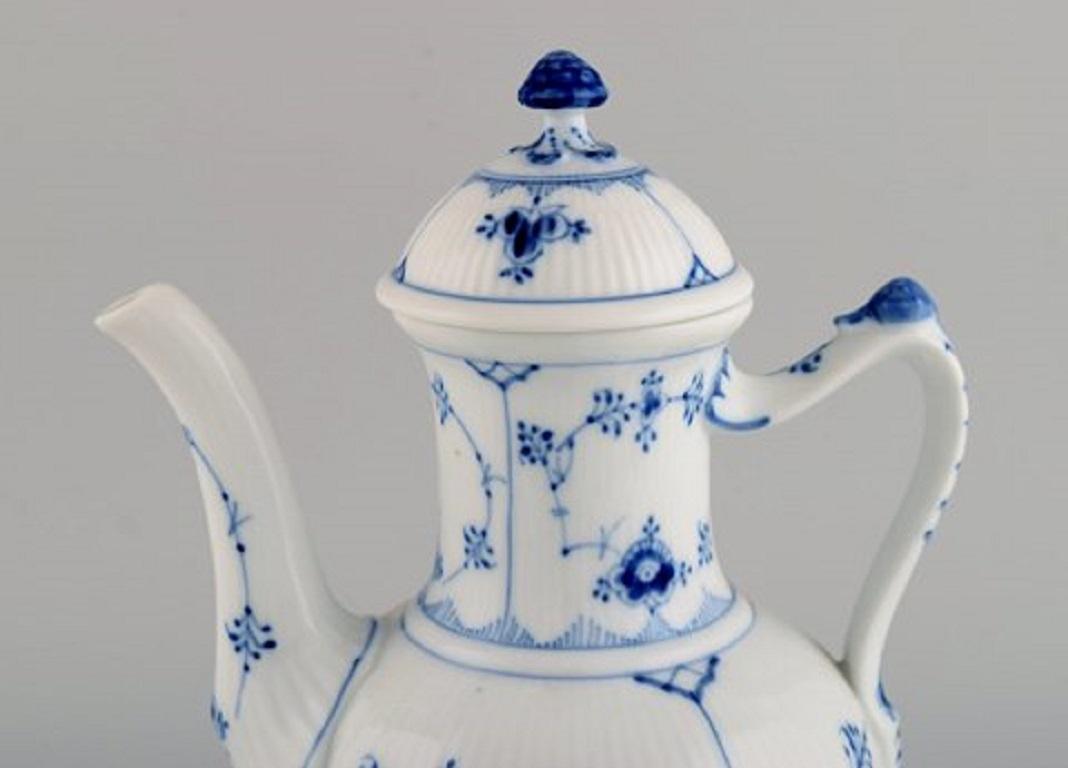 Royal Copenhagen blue fluted plain coffee pot. Model number 1/48. Dated 1949.
Measures: 25 x 19 cm.
Stamped.
1st factory quality.