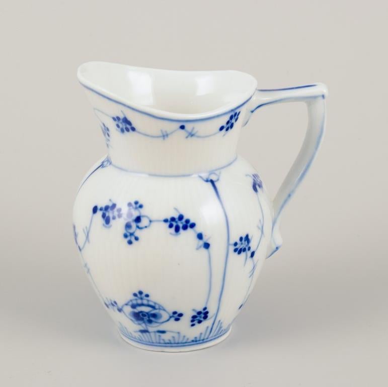 Royal Copenhagen Blau geriffelte Plain.
Creme- und Zuckerschale aus Porzellan.
19. Jahrhundert.
Perfekter Zustand.
Gestempelt mit den Nummern des Malers.
Milchkännchen: H 9,5 cm x B 8,5 cm mit Henkel.
Zuckerdose: H 11,0 cm x T 9,5 cm.