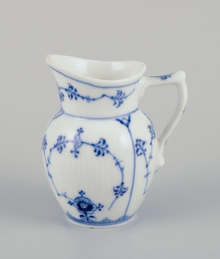 Royal Copenhagen Blue Fluted plain, lattiera e zuccheriera in porcellana.
Circa 1930.
Numero di modello: 1/60.
Numero di modello: 1/244.
Prima qualità di fabbrica. Coperchio: Terza qualità di fabbrica.
Condizioni perfette.
Cremiera: altezza 10,0 cm