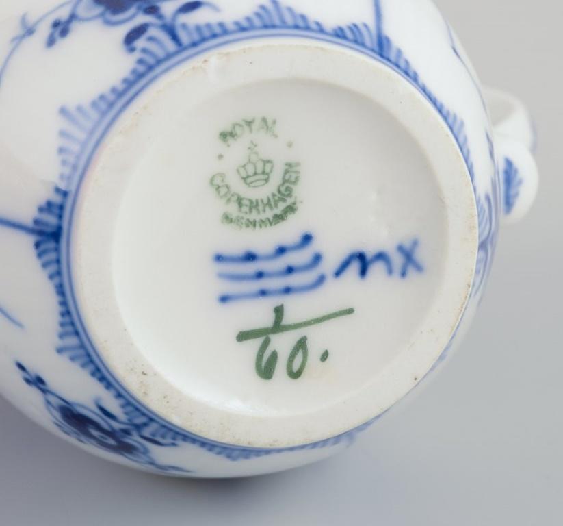 Dipinto a mano Royal Copenhagen Blu, scanalato e liscio. Cremiera e zuccheriera. Circa 1930. in vendita