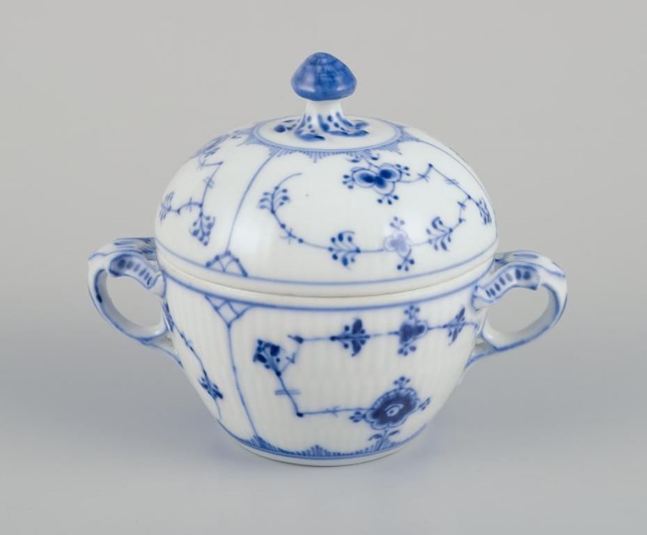 Metà XX secolo Royal Copenhagen Blu, scanalato e liscio. Cremiera e zuccheriera. Circa 1930. in vendita