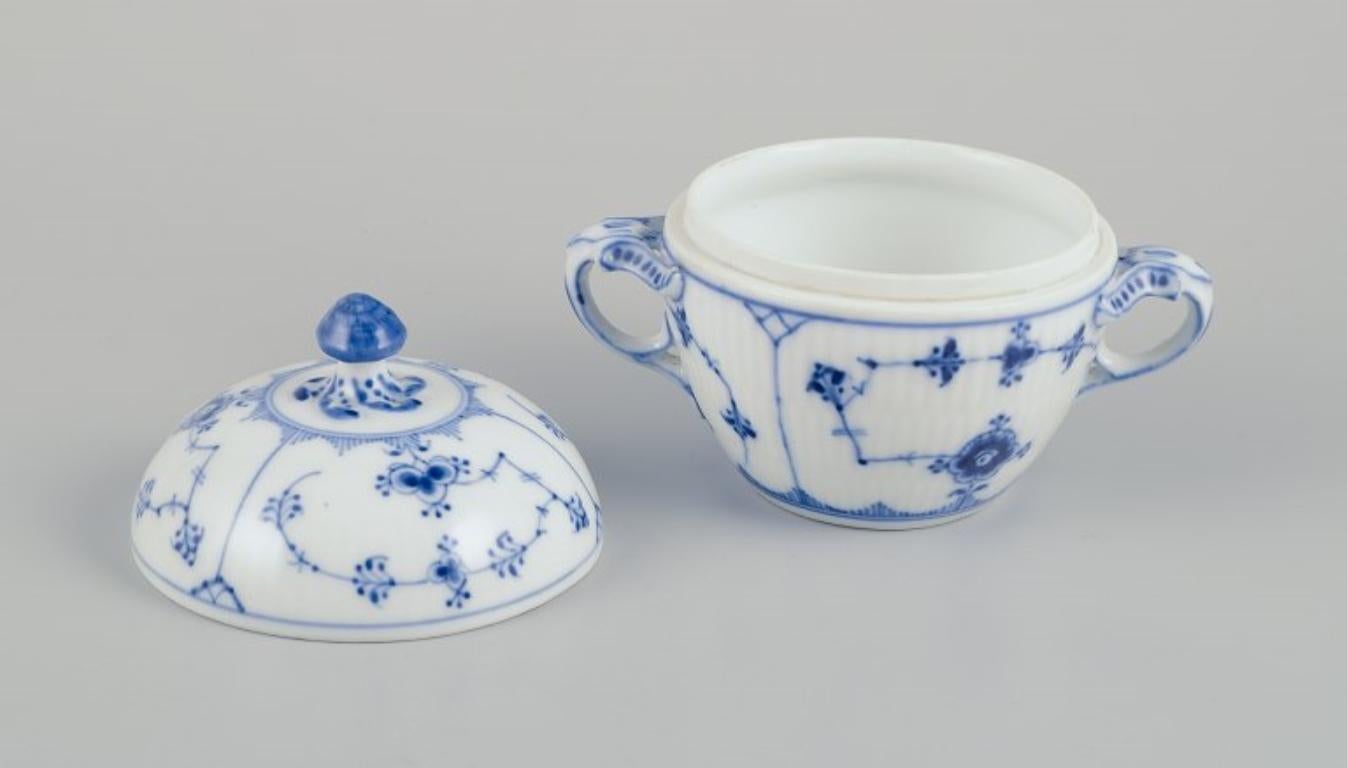 Porcellana Royal Copenhagen Blu, scanalato e liscio. Cremiera e zuccheriera. Circa 1930. in vendita