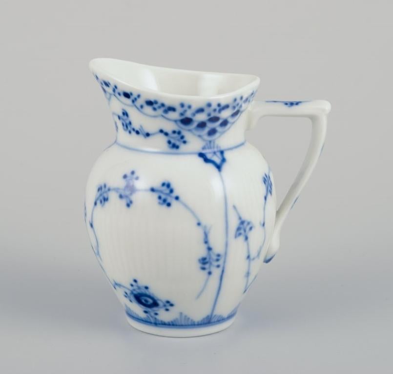 Royal Copenhagen Media Puntilla Acanalada Azul, cremera y azucarero.
Aproximadamente en 1930.
Model No.: 1/521.
Model No.: 1/605.
Primera calidad de fábrica.
Perfecto estado.
Creamer: Alto 8,0 cm x Ancho 7,0 cm.
Azucarero: Anchura 13,5 cm con asas x