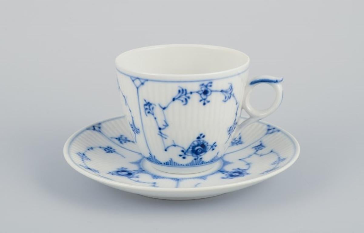 Royal Copenhagen Blau geriffelte Plain. Fünf Kaffeebecher mit Untertassen aus Porzellan.
Modellnummer 1/2162.
Datiert: 1966.
Markiert.
Erste Fabrikqualität.
Tasse: D 7,7 cm ohne Henkel x H 6,0 cm.
Untertasse: 13,5 cm.