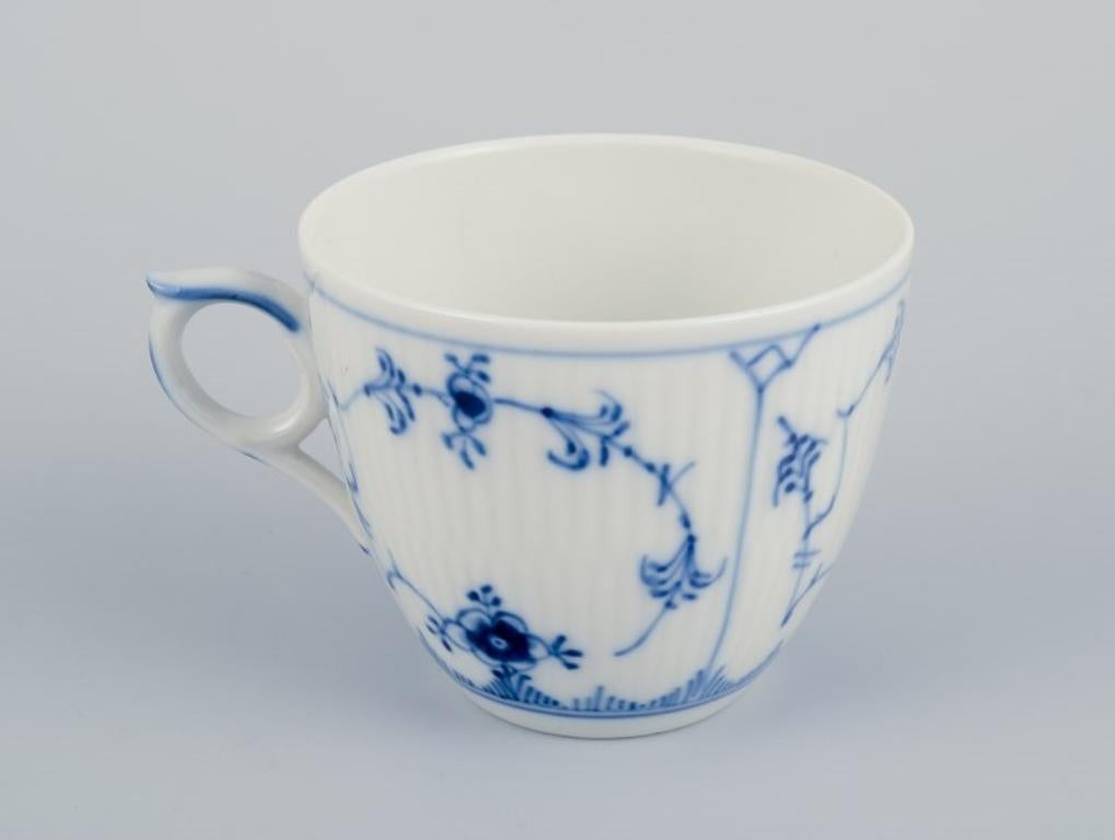Royal Copenhagen Blau geriffelte Plain. Fünf Kaffeebecher mit Untertassen. (Handbemalt) im Angebot