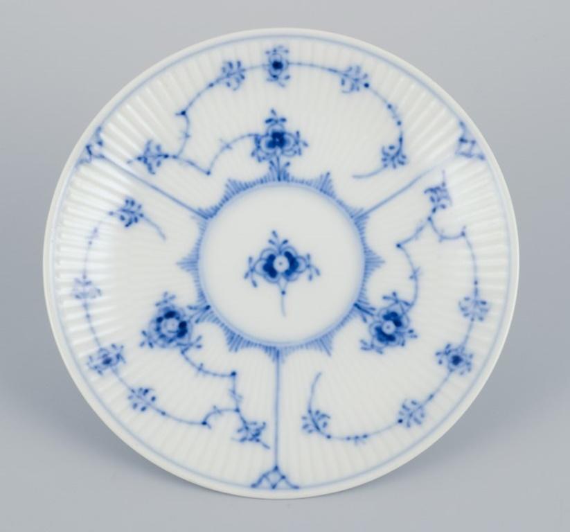 Royal Copenhagen Blau geriffelte Plain. Fünf Kaffeebecher mit Untertassen. (Mitte des 20. Jahrhunderts) im Angebot