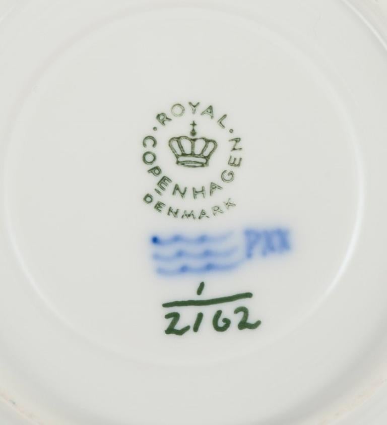 Royal Copenhagen Blau geriffelte Plain. Fünf Kaffeebecher mit Untertassen. (Porzellan) im Angebot