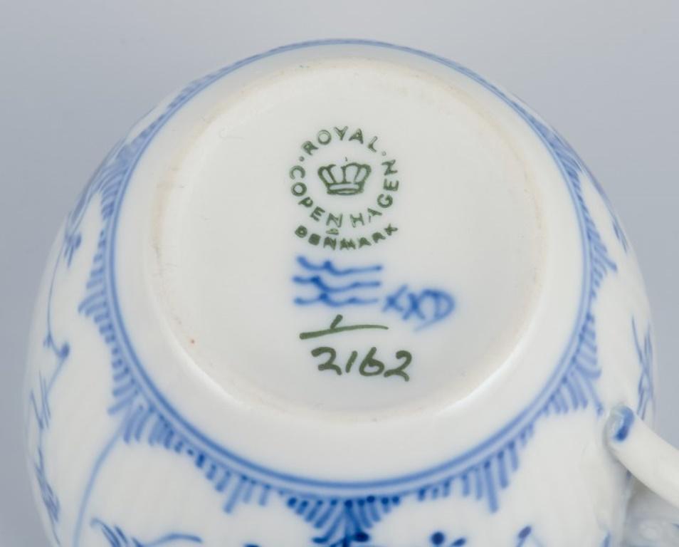 Royal Copenhagen Blau geriffelte Plain. Fünf Kaffeebecher mit Untertassen. im Angebot 1