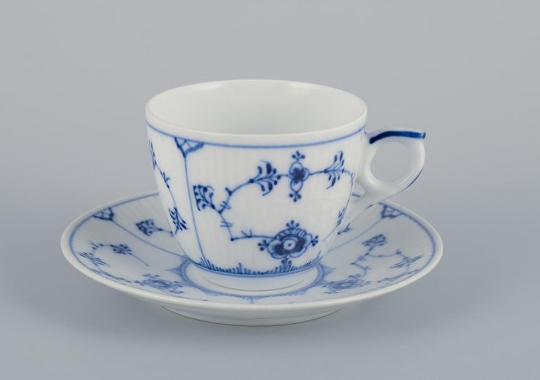 Royal Copenhagen Azul Liso Acanalado.
Cinco tazas de café con platillos.
Model No. 1/2162.
Fechada: Hacia 1930.
Marcado.
Segunda calidad de fábrica.
En perfecto estado.
Taza: Diámetro 7,7 cm sin asa x Altura 6,0 cm.
Platillo: Diámetro 13.5 cm.