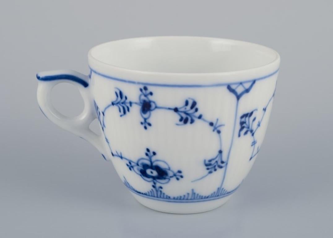 Royal Copenhagen Azul Liso Acanalado. Cinco tazas de café con platillos de porcelana. Pintado a mano en venta