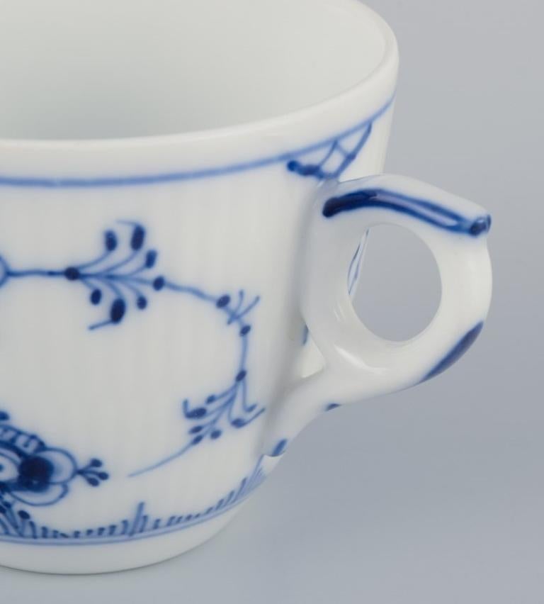 Royal Copenhagen Azul Liso Acanalado. Cinco tazas de café con platillos de porcelana. mediados del siglo XX en venta
