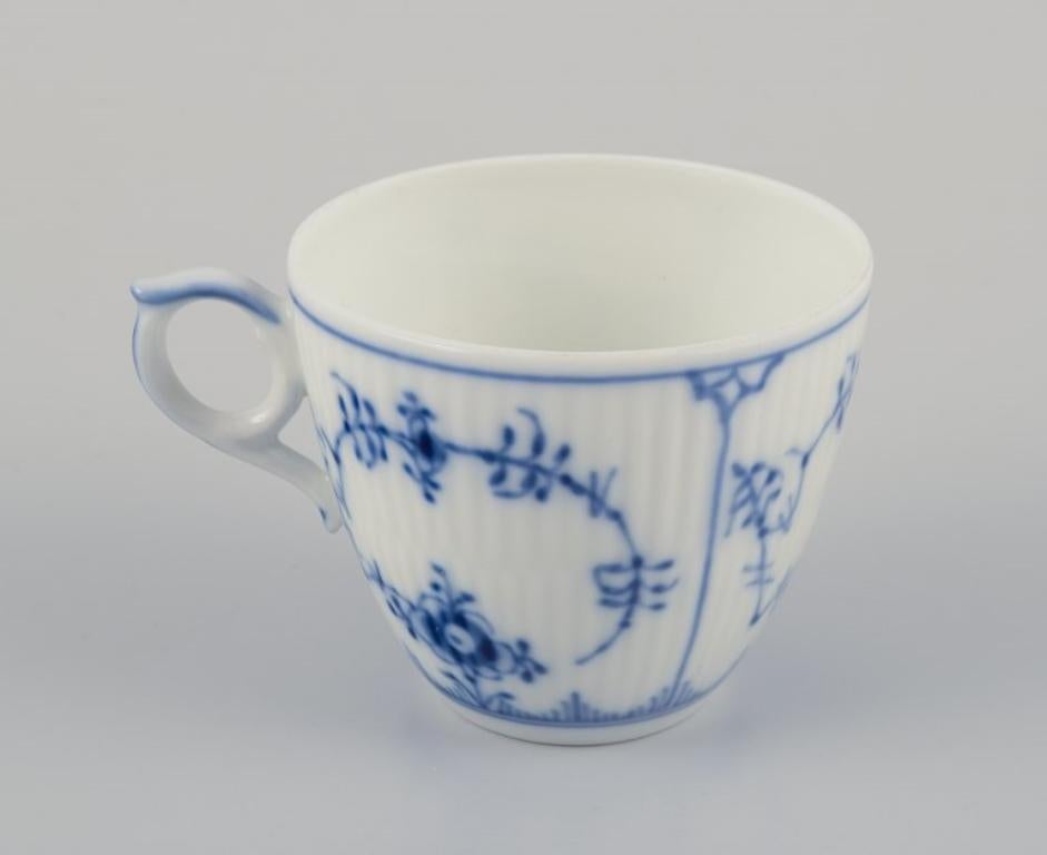 Royal Copenhagen Blau geriffelte Plain. Vier Kaffeebecher mit Untertassen aus Porzellan (Glasiert) im Angebot