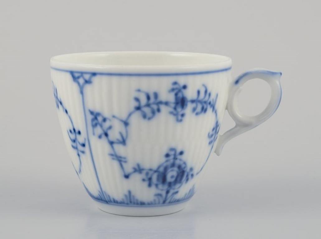 Royal Copenhagen Blau geriffelte Plain. Vier Kaffeebecher mit Untertassen aus Porzellan (20. Jahrhundert) im Angebot