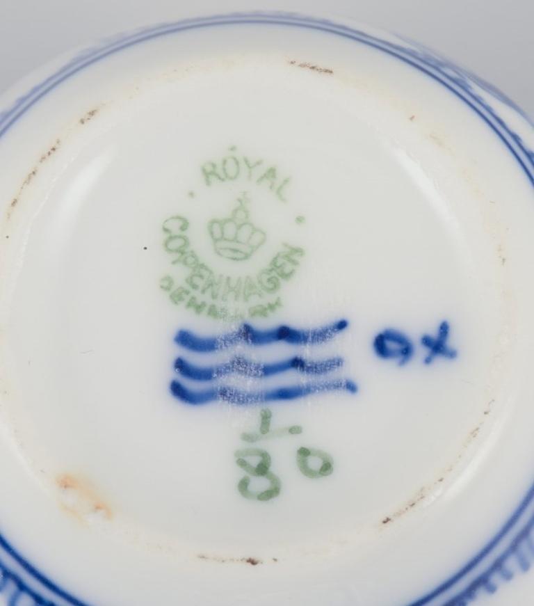 Royal Copenhagen Blau geriffelte Plain. Vier Kaffeebecher mit Untertassen aus Porzellan im Angebot 3