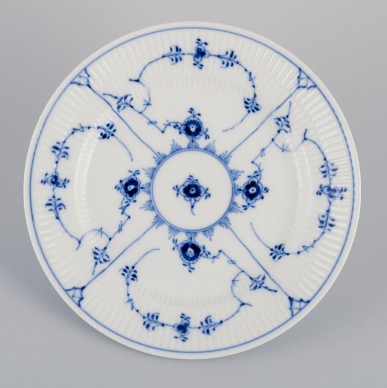 Royal Copenhagen Blau geriffelte Plain. Vier Tafeln.
Modellnummer 1/179.
Datierung: 1961.
Markiert.
Perfekter Zustand.
Zweite und dritte Fabrikqualität.
Abmessungen: Durchmesser 19,2 cm.