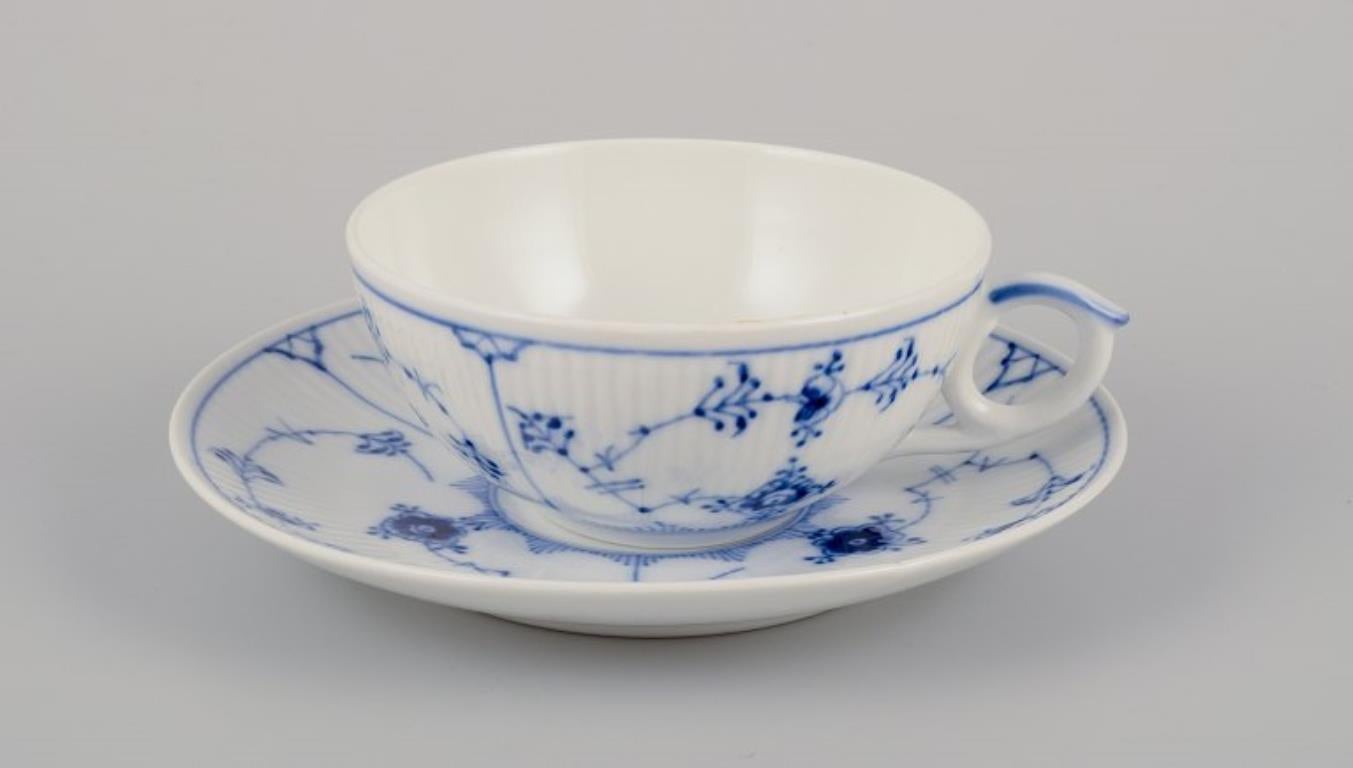 Royal Copenhagen Blau geriffelte Plain. Ein Satz von vier Teetassen mit Untertassen.
Modell 1/76.
Datierung: Ungefähr 1950.
Markiert.
Dritte Fabrikqualität.
Perfekter Zustand.
Tasse: Durchmesser 10,0 cm. ohne Henkel x Höhe 4,5 cm.
Untertasse: