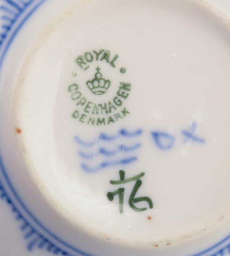 Royal Copenhagen Azul Liso Acanalado. Cuatro tazas de té con platillos de porcelana mediados del siglo XX en venta