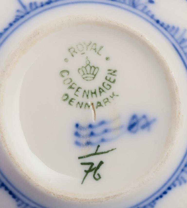 Royal Copenhagen Blau geriffelte Plain. Vier Teebecher mit Untertassen aus Porzellan. (Mitte des 20. Jahrhunderts) im Angebot